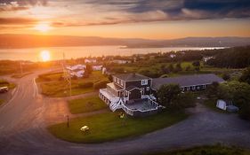 Edge Of The Avalon Inn